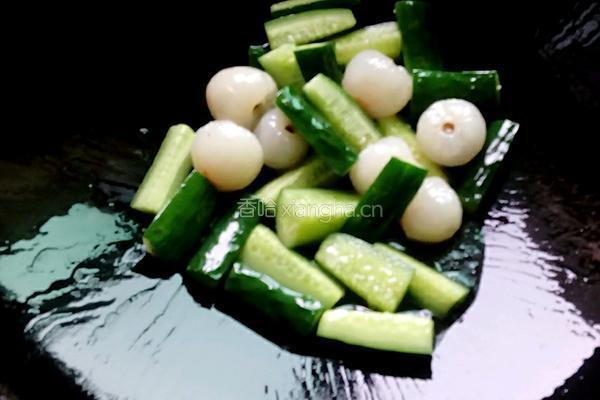黄瓜炒荔枝的做法图解3