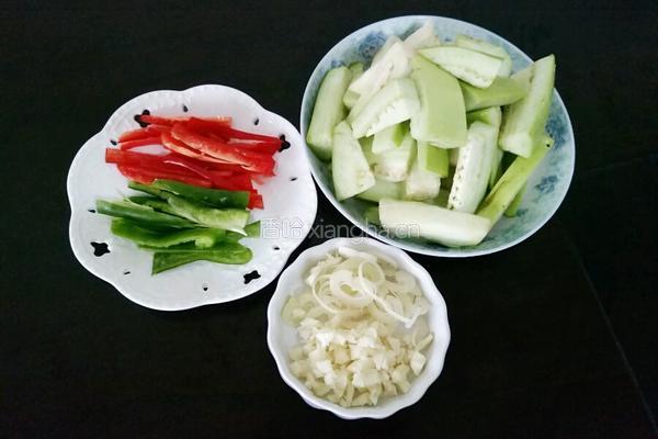 酱香油焖茄子的做法图解1