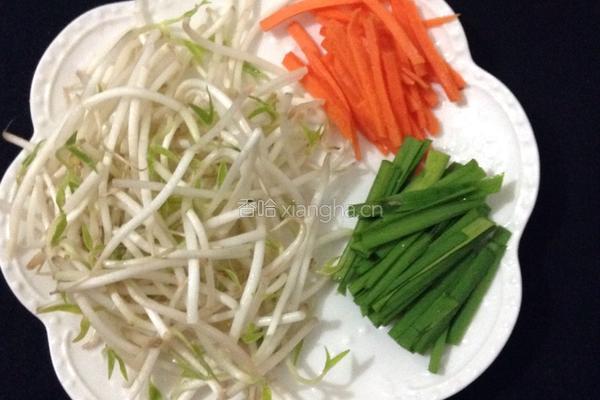 绿豆芽炒年糕的做法图解2