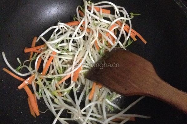 绿豆芽炒年糕的做法图解4