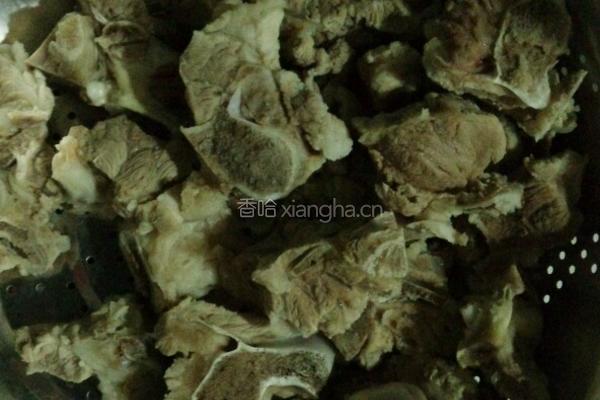 排骨烧土豆的做法图解1