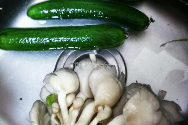 丝瓜炒平菇的做法图解1