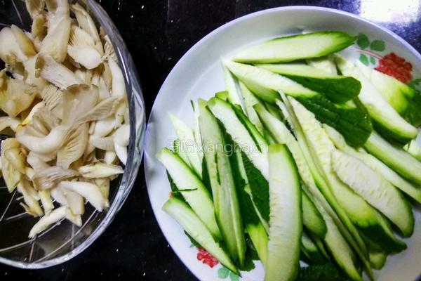 丝瓜炒平菇的做法图解2