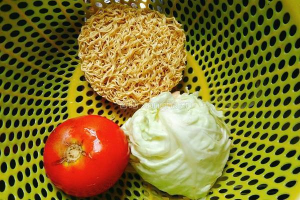 卷心菜番茄面的做法图解1