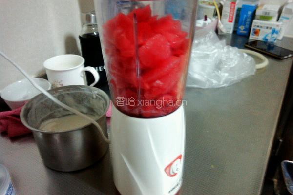 西瓜酸奶沙冰排的做法图解2