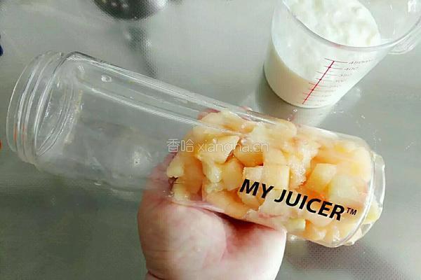 哈蜜瓜奶昔的做法图解3