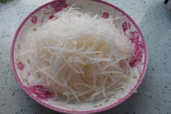 糖醋白萝卜丝的做法图解1