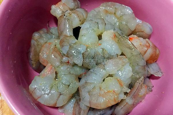 彩蔬炒虾仁的做法图解2