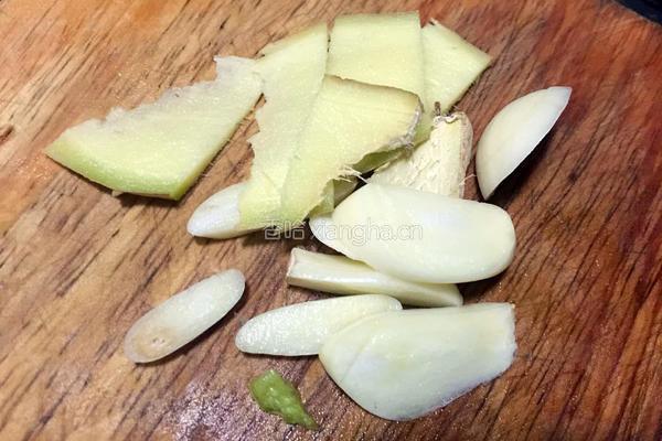 彩蔬炒虾仁的做法图解3