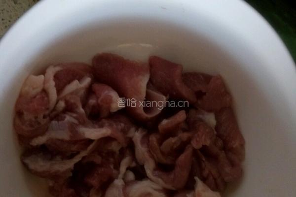 水滑肉黄瓜汤的做法图解1