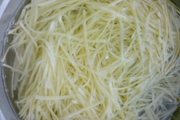 炝拌彩椒土豆丝的做法图解2