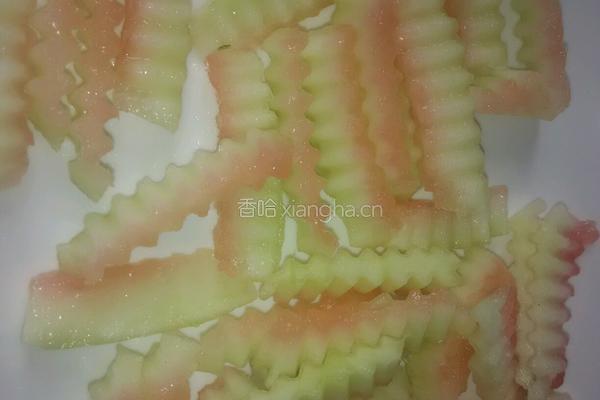 凉拌西瓜皮黄瓜的做法图解1