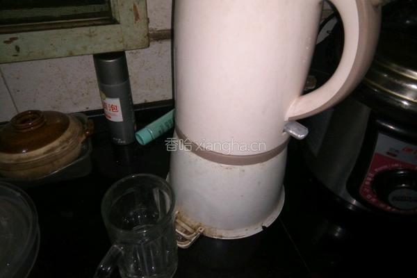 蜂蜜奶茶的做法图解1