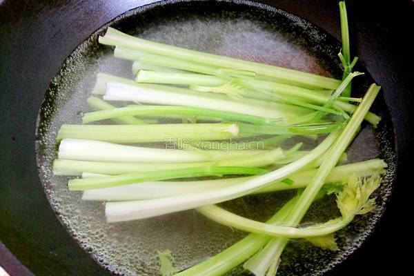 凉拌彩椒芹菜的做法图解3