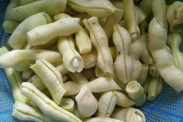 腊肉炒四季豆的做法图解2