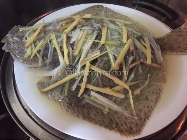 水热上锅蒸八分钟，蒸出来的汤汁倒掉去掉葱姜丝
