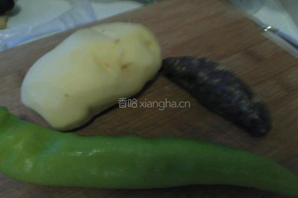 腊肠炒土豆片的做法图解1