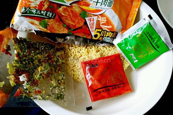方便牛肉面的做法图解1