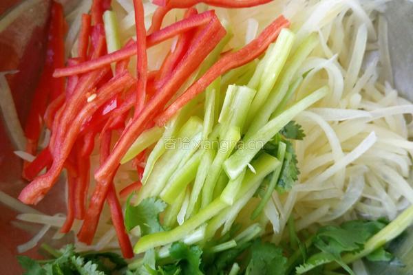 炝拌彩椒土豆丝的做法图解7