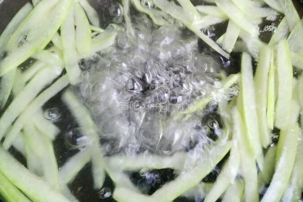 西瓜皮西红柿蛋花汤的做法图解4