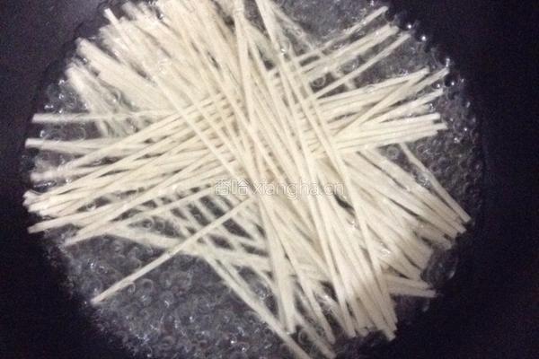 绿豆芽炒面的做法图解1