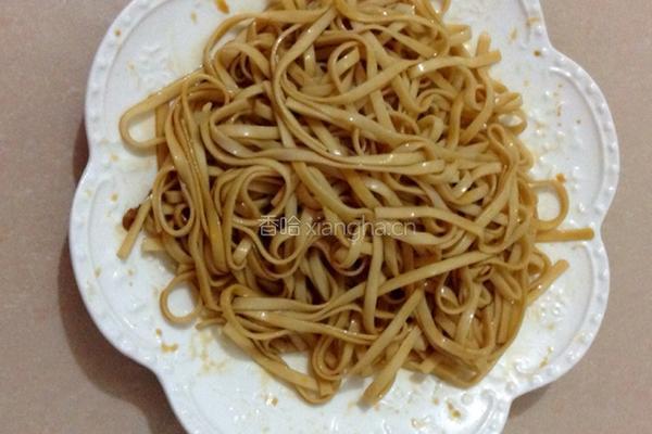 绿豆芽炒面的做法图解3