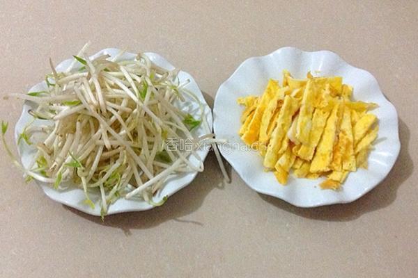 绿豆芽炒面的做法图解5