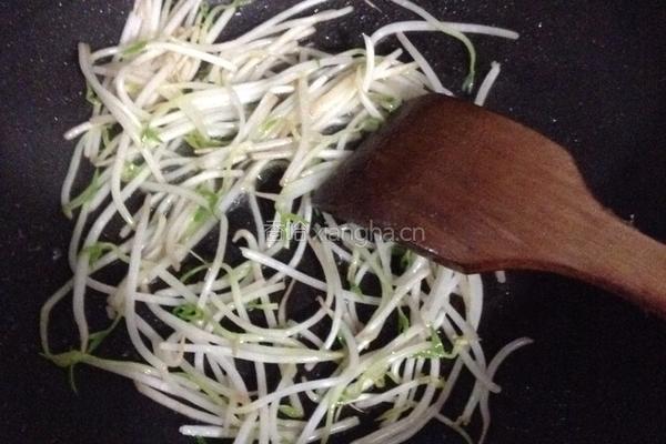 绿豆芽炒面的做法图解6