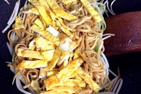 绿豆芽炒面的做法图解7