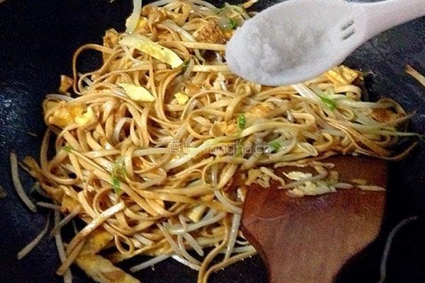 绿豆芽炒面的做法图解8