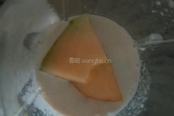 哈密瓜奶昔的做法图解3