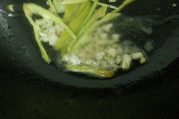 卷心菜炒腊肠的做法图解4