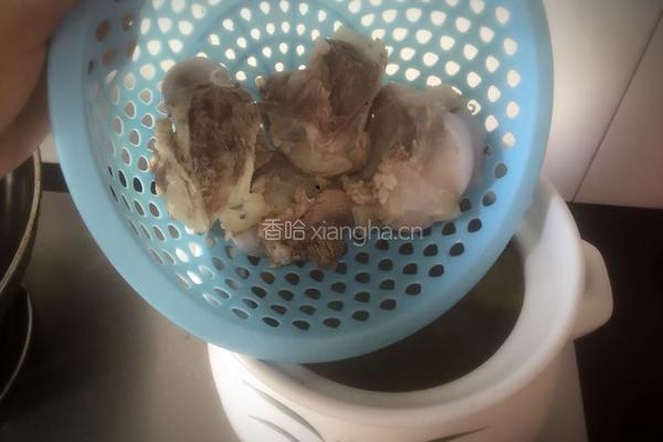 山药玉米筒骨汤的做法图解3