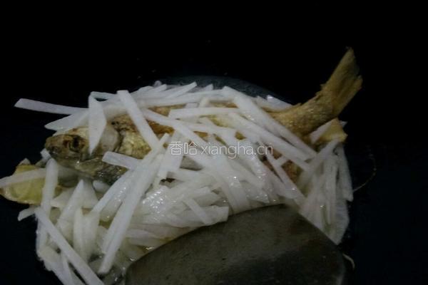 白萝卜焖鱼的做法图解5