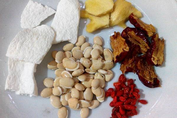 扁豆淮山鸡爪汤的做法图解3