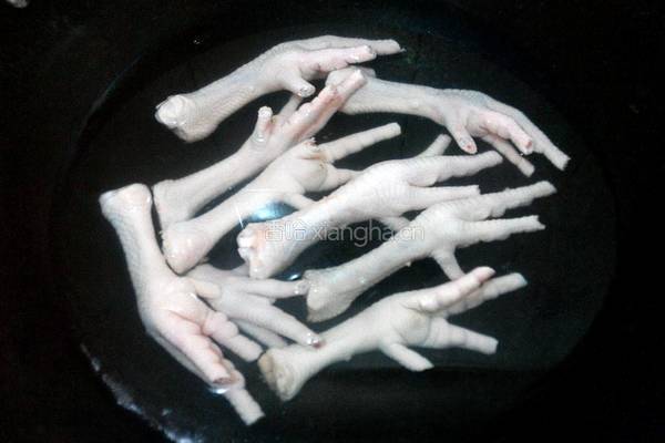 扁豆淮山鸡爪汤的做法图解4
