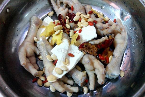 扁豆淮山鸡爪汤的做法图解6