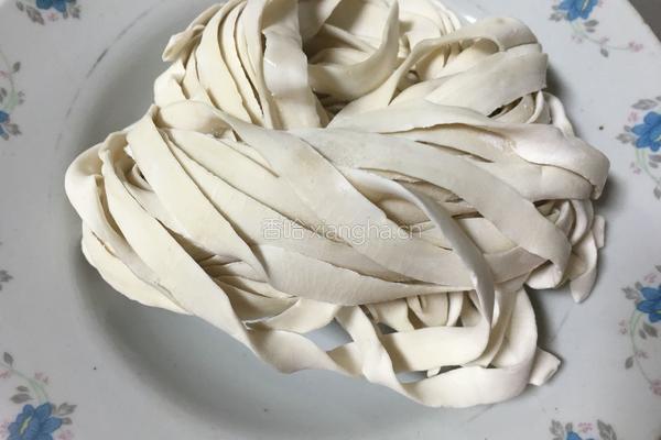 卷心菜炒面的做法图解1