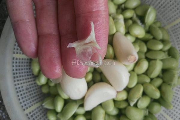 蒜蓉毛豆的做法图解1
