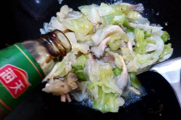 平菇炒卷心菜的做法图解7