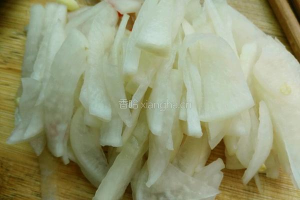 酸萝卜炒胡萝卜丝的做法图解2