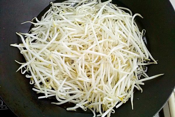 凉拌绿豆芽菠菜粉丝的做法图解2