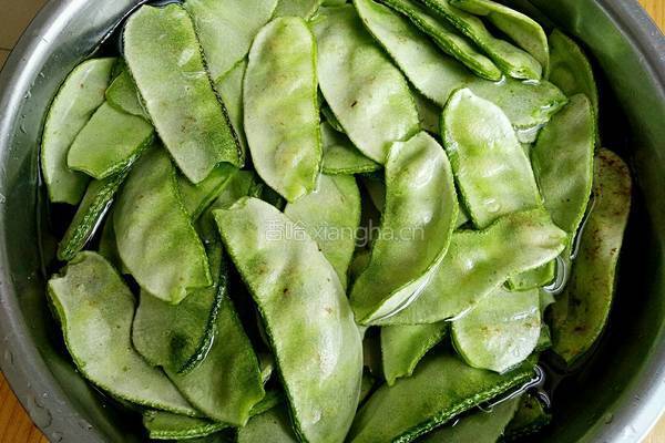 麻酱蒜香扁豆的做法图解1