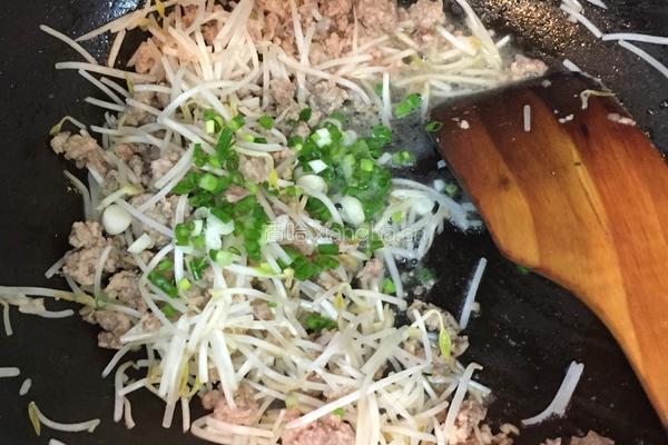 绿豆芽包蛋的做法图解5