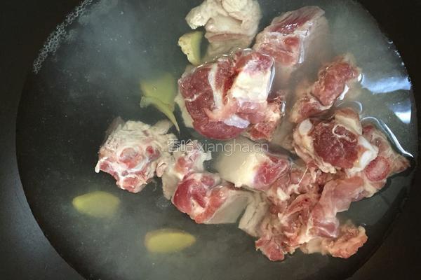白萝卜猪骨汤的做法图解2