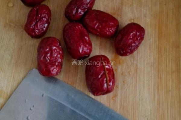 蜂蜜红枣银耳羹的做法图解2