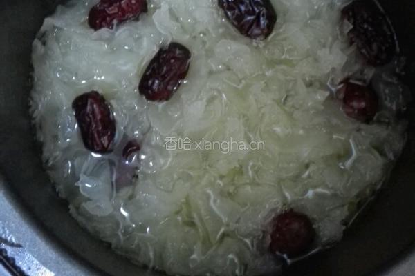 蜂蜜红枣银耳羹的做法图解3