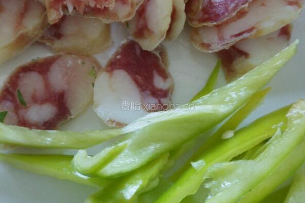卷心菜炒腊肠的做法图解2
