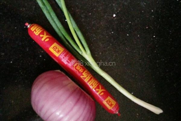 洋葱火腿肠蛋炒饭的做法图解1