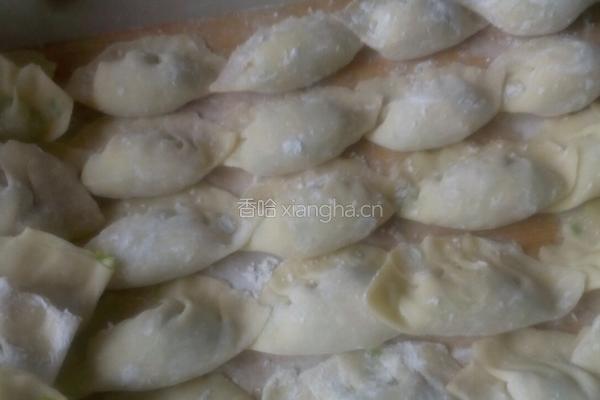  鸡蛋韭菜馅儿饺子的做法图解7